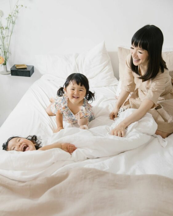 Marie Kondo con sus hijas