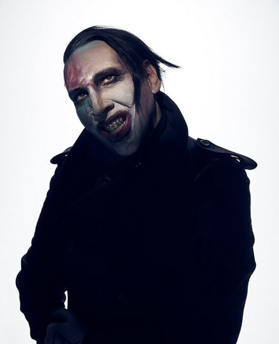 Marilyn manson sonriendo con fondo blanco 