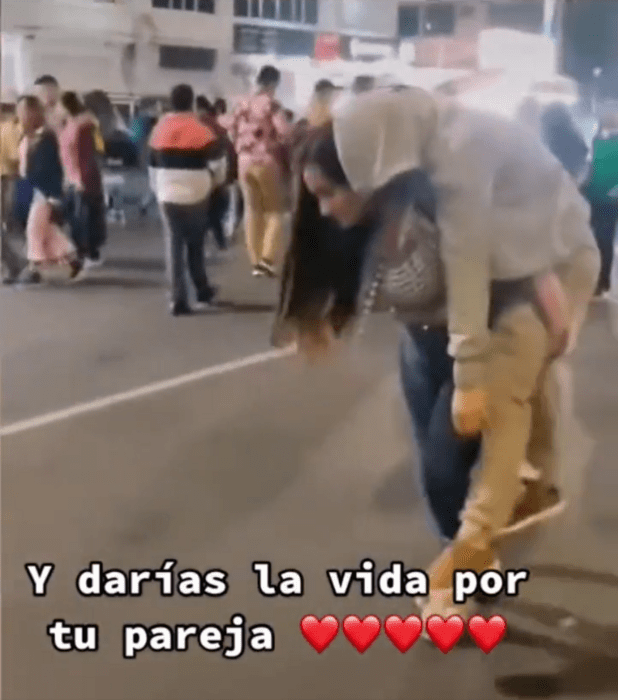 Mujer cargando a su pareja ebria