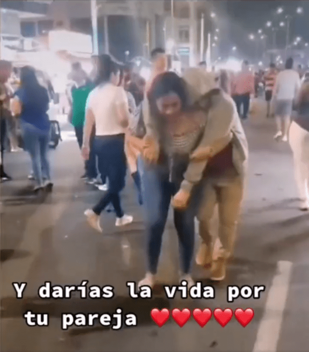 Mujer cargando a su pareja ebria