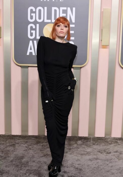 Natasha Lyonne con vestido negro en los golden globes 2023