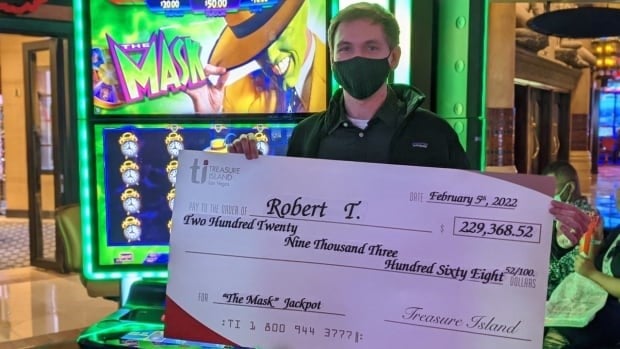 ganador recibiendo su cheque del casino