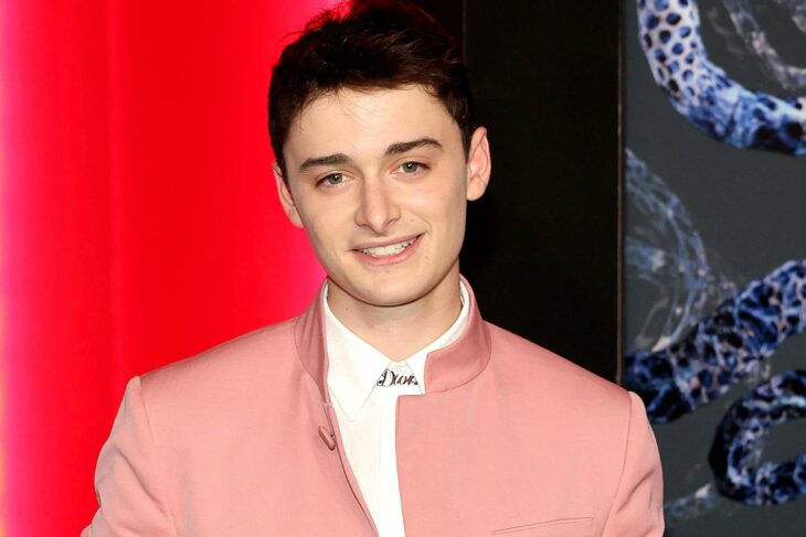 Noah Schnapp con saco rosa