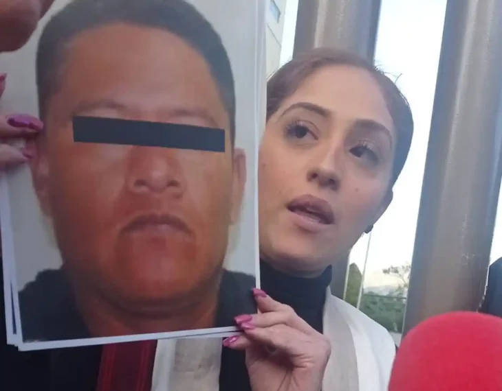 Hermana de Octavio Ocaña con la fotografía del presunto asesino