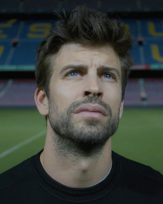 gerard piqué viendo al cielo 