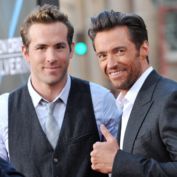Hugh Jackman y Ryan Reynolds abrazados en los Billboard 