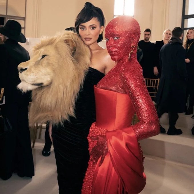 Kylie Jenner y Doja Cat juntas en el desfile de schiaparelli