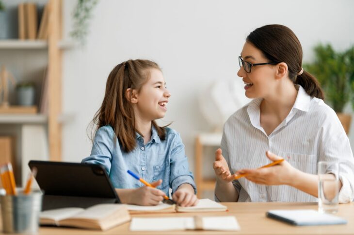 Mamá e hija hablando