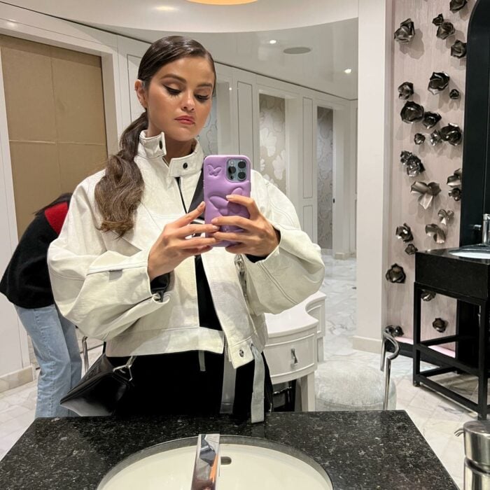 Selena Gomez tomandose una foto en el espejo