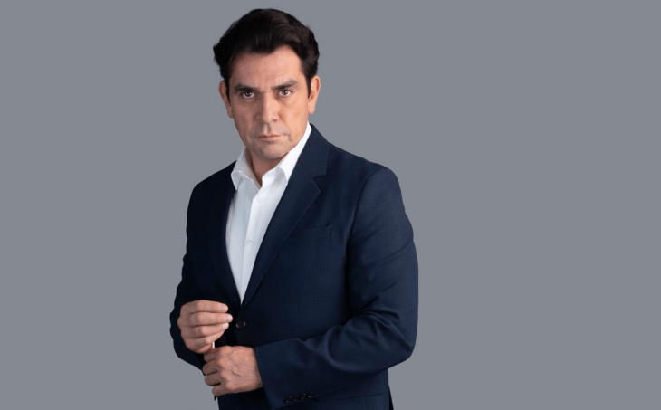 Jorge Salinas con saco azul y camisa blanca