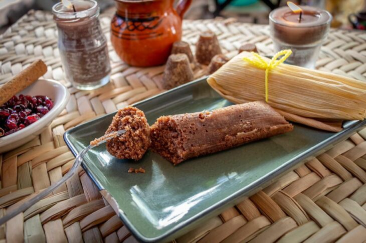 tamal servido en un plato 