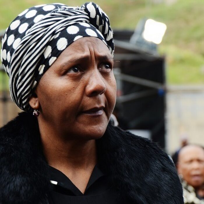 Ndileka Mandela con un turbante 