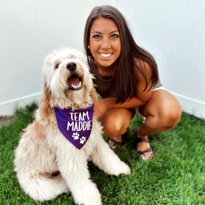 Madison Russo con un perro en un jardín