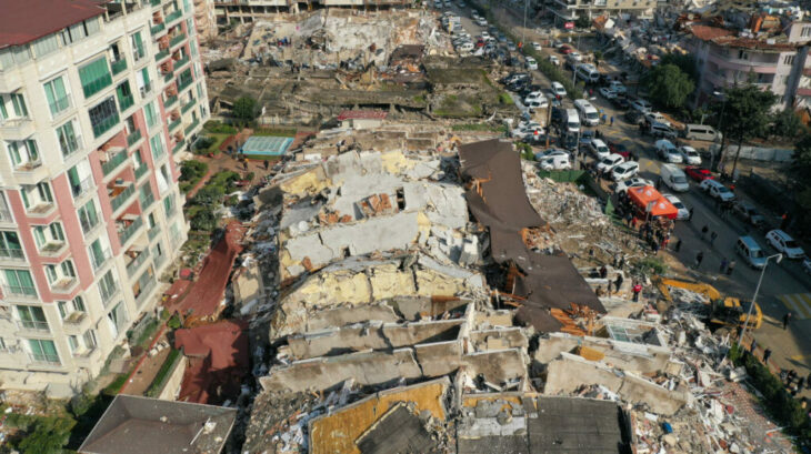 terremoto en Turquía edificio colapsado 