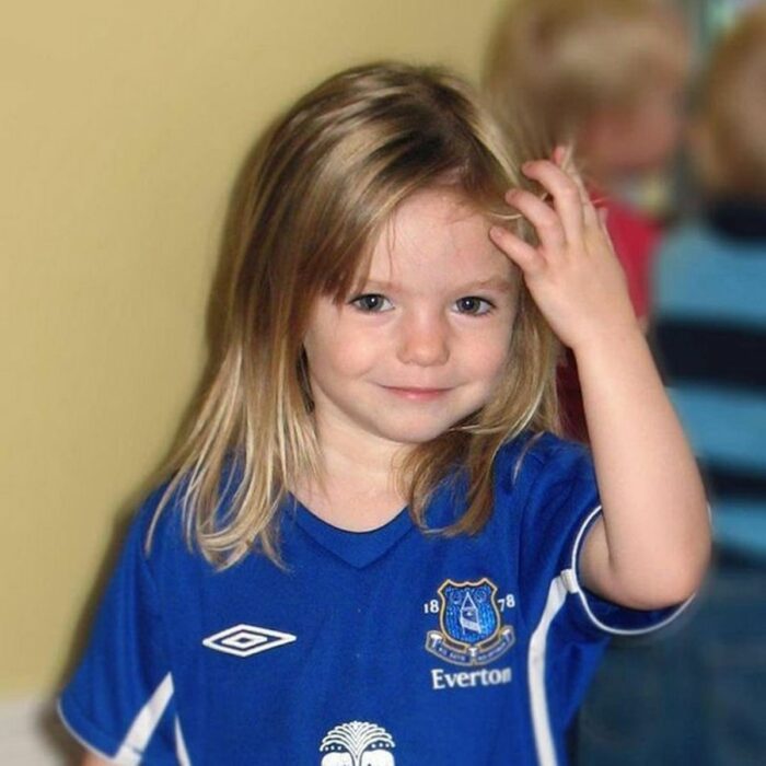 Madeleine McCann con playera azul sonriendo 