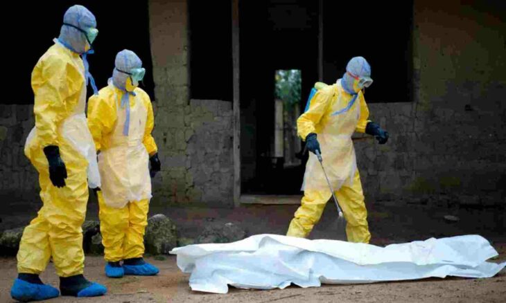 Expertos de la OMS haciendo análisis de campo por el virus de marburgo