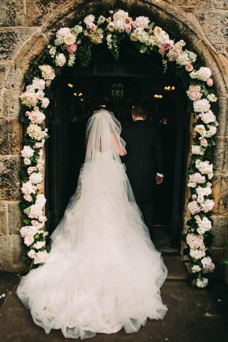 novia entrando a la ceremonia de bodas