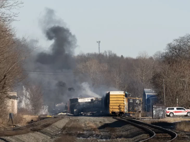 Desastre ecológico en Estados Unidos: descarriló un tren con químicos tóxicos