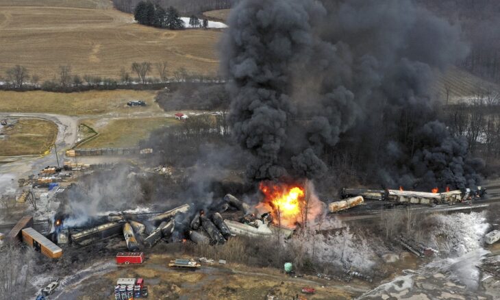 Desastre ecológico en Estados Unidos: descarriló un tren con químicos tóxicos