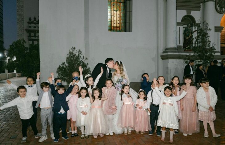 Profesora posando el día de su boda junto a sus alumnos y su esposo 