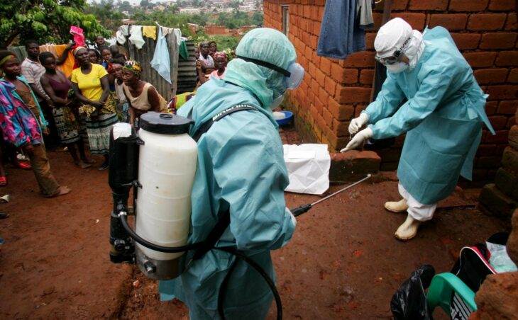 Expertos de la OMS haciendo análisis de campo por el virus de marburgo