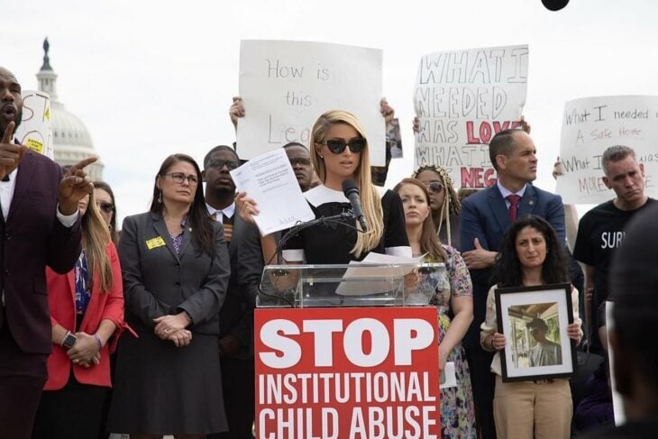 Paris Hilton ofreciendo conferencia de prensa afuera del Capitolio en Estados Unidos junto a manifestantes en contra del abuso infantil en las instituciones 