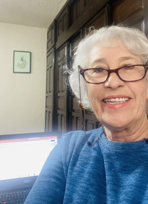 fotografía de una abuelita tiktoker conocida como Aida Sedano La Abuela usando una blusa en color azul 