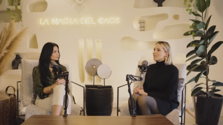 captura de pantalla del podcast La magia del caos con Aislinn Derbez y Mariana Rodríguez
