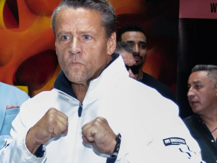 Alfredo Adame vestido de blanco con las manos en guardia antes de la pelea con Carlos Trejo