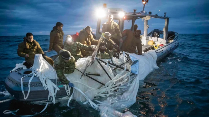 restos del supuesto globo espía chino que invadió el espacio aéreo de los EEUU rescatado en una pequeña embarcación cuando cayó en el mar