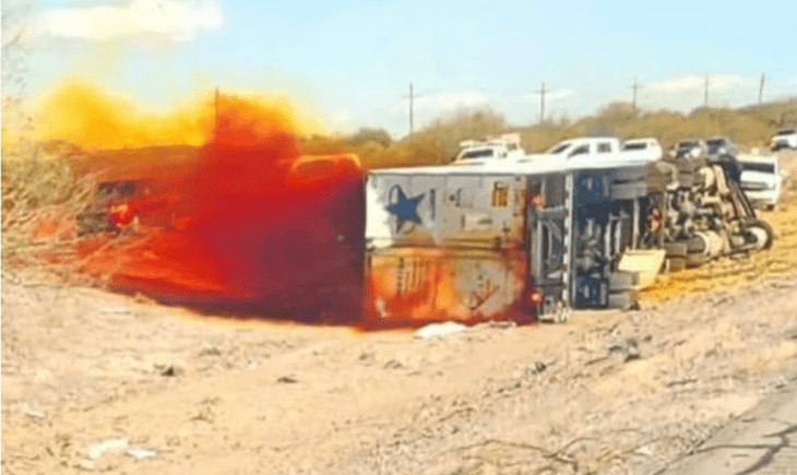 camión que transportaba ácido nítrico volteado en una carretera de Arizona en los Estados Unidos