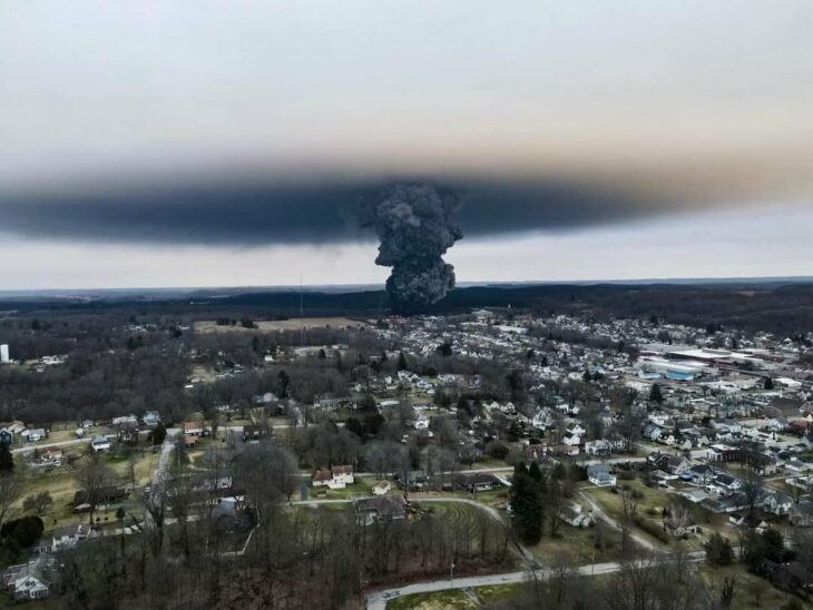 imagen captada en el momento del descarrilamiento de un tren con sustancias químicas en Ohio se los Estados Unidos