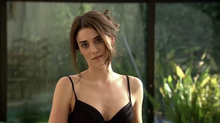 Cansu Dere estrella de las telenovelas turcas posa con un vestido negro de tirantes 