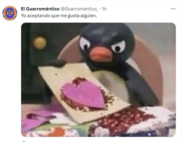 meme pingüino haciendo una tarjeta enojado 
