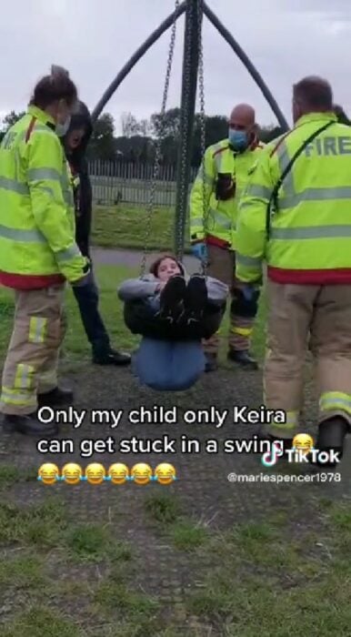 captura de pantalla del video de una chica que se quedó atorada en un columpio llanta 