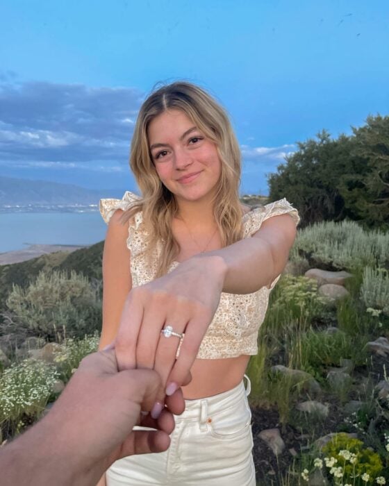 fotografía de una chica mostrando su anillo de compromiso en las montañas de Utah, Estados Unidos 