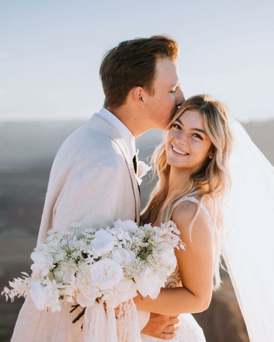 fotografía de una pareja de recién casados en su sesión de fotos 