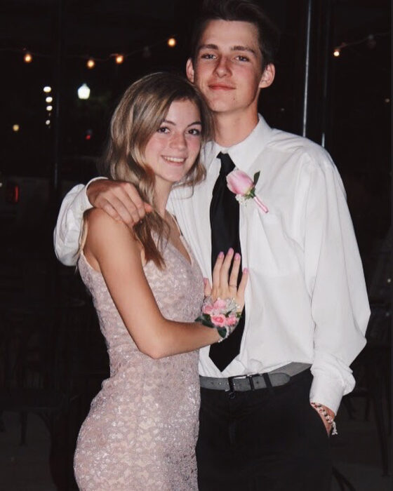 Fotografía de una pareja de chicos el día del baile de la escuela 