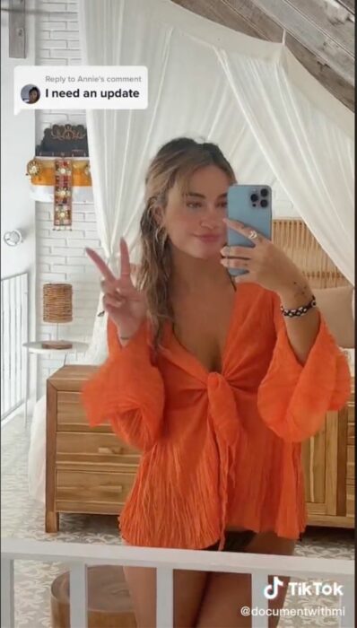 imagen que muestra a una chica posando frente a un espejo en una playa 