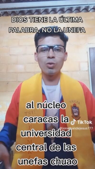 captura de pantalla de un video viral en el que un venezolano asegura le anularon el título por una broma en TikTok 