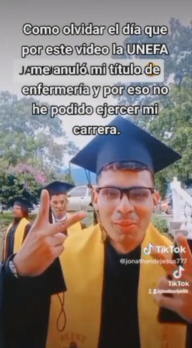 imagen de un chico recién graduado de un video viral en el que aseguran no haber aprendido nada drante la carrera 