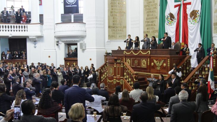 congreso de CDMX en pleno con dos banderas mexicanas al frente