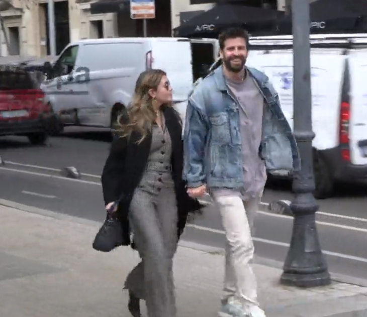 Clara chía y Gerard Piqué caminando por las calles de Barcelona