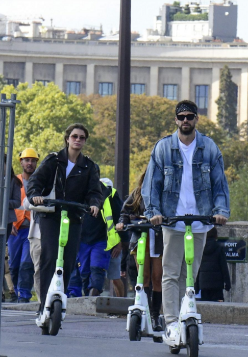 Gerard Piqué y Clara Chía montados en unos patinetes eléctricos por la calle 