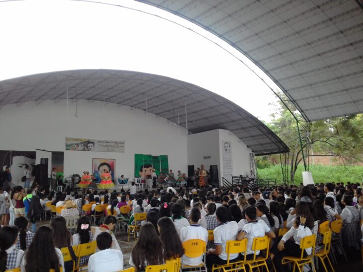 fotografía de alumnos sentados en el patio de un colegio en Colombia 