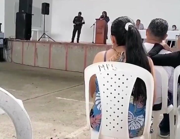 directora de un colegio en Colombia explicando a los padres de familia las nuevas reglas de la institución 