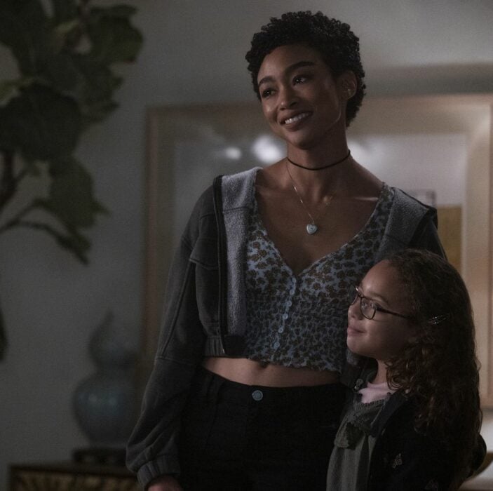 Tati Gabrielle junto a una niña en sus personajes de la serie de You en la tercer temporada 