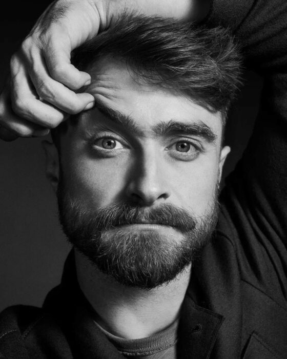 Daniel Radcliffe blanco y negro con barba