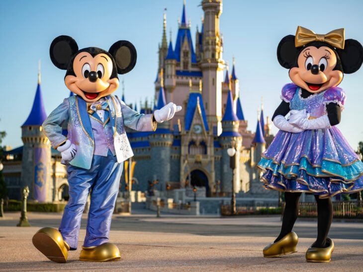 botargas de Mickey Mouse y Mimie Mouse frente al palacio del parque temático de Disneylandia 