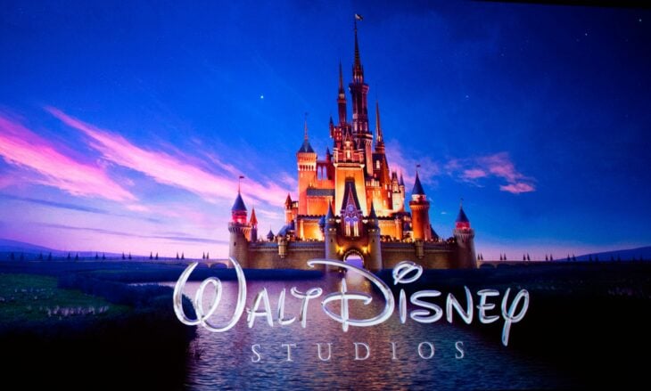 imagen que muestra el logotipo y el castillo de Walt Disney 